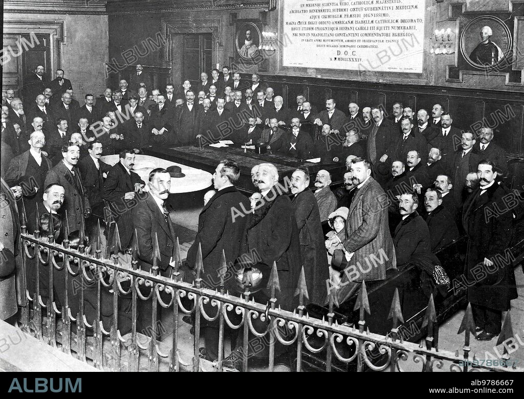 December 1911. Assembly of Senior Physicians. Session held in San Carlos under the presidency of the Count of Romanones.