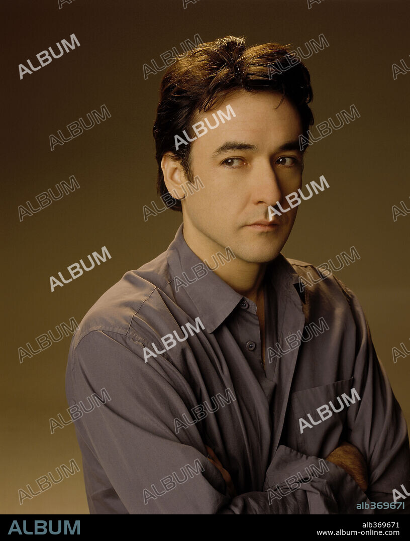 JOHN CUSACK in SERENDIPITY, 2001, directed by PETER CHELSOM. Copyright SIMON FIELDS PRODUCTIONS/TAPESTRY FILMS / LEE, DAVID.