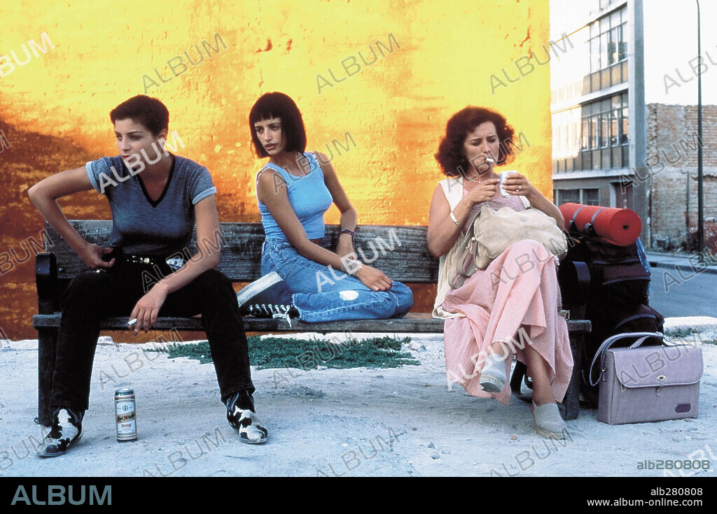 ANA ALVAREZ, BEATRIZ CARVAJAL y PENELOPE CRUZ en BRUJAS, 1996, dirigida por ALVARO FERNANDEZ ARMERO. Copyright ENRIQUE CEREZO PRODUCCIONES.