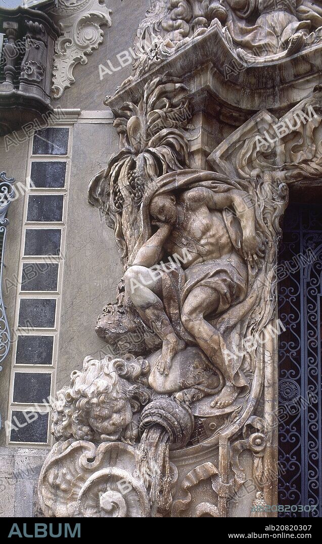 IGNACIO VERGARA (1715-1776). EXTERIOR-  DET PORTADA PRINCIPAL - FACHADA PROYECTADA EN 1740 POR EL PINTOR HIPOLITO ROVIRA.