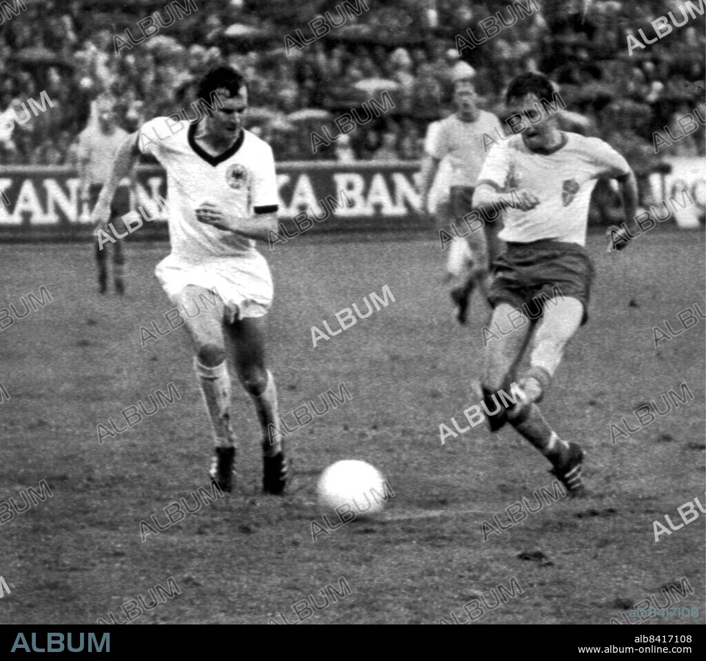 GÖTEBORG 19710627 - Ove Kindvall skjuter segermålet med vänsterfoten framför västtysklands Franz Beckenbauer under landskampen mellan Sverige och Västtyskland på Nya Ullevi Foto: Dex Kod: 192 COPYRIGHT SCANPIX SWEDEN.