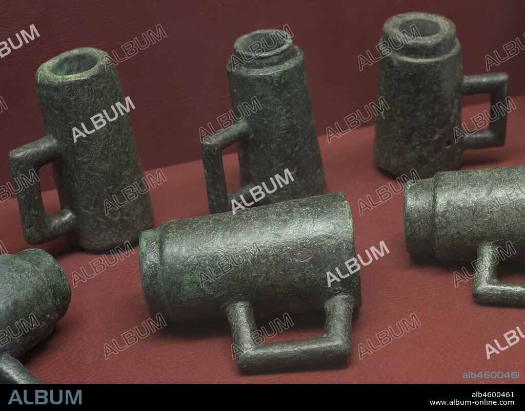 Cámaras para pólvora de las primeras pistolas de retrocarga. Estas cámaras aparecen sin cierre de bloqueo posterior para facilitar su instalación en posición vertical. Esto indica que, posteriormente, fueron adaptadas ser empleadas como morteros o pistolas de alarma o señalización. Bronce. Siglo XVI. Palacio del Gran Maestre. La Valeta. Malta.