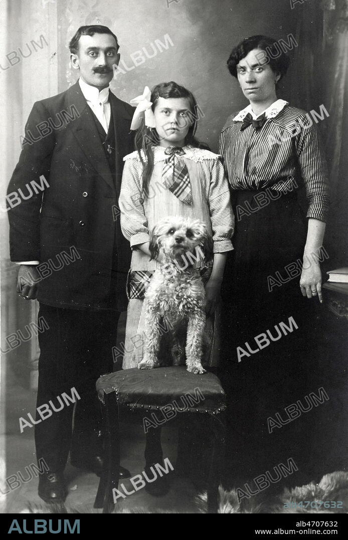 Couple avec leur fille et leur chien. Carte photographique vers 1910. Credit Collection KHARBINE TAPABOR.
