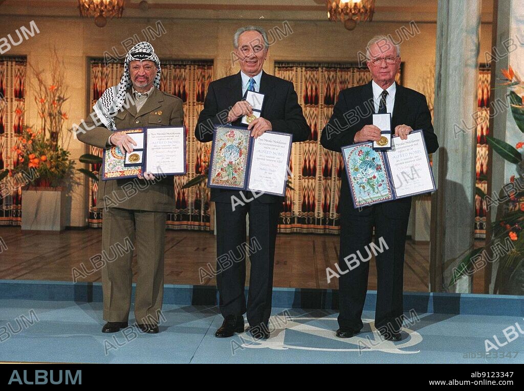 Oslo 1994-12-10. The Nobel Peace Prize 1994. The Nobel Peace Prize for 1994 is divided between Yasir Arafat, Shimon Peres and Yitzhak Rabin. Here the award winners together with medal and diploma in Oslo City Hall. Photo NTB / NTB / Lise Åserud.