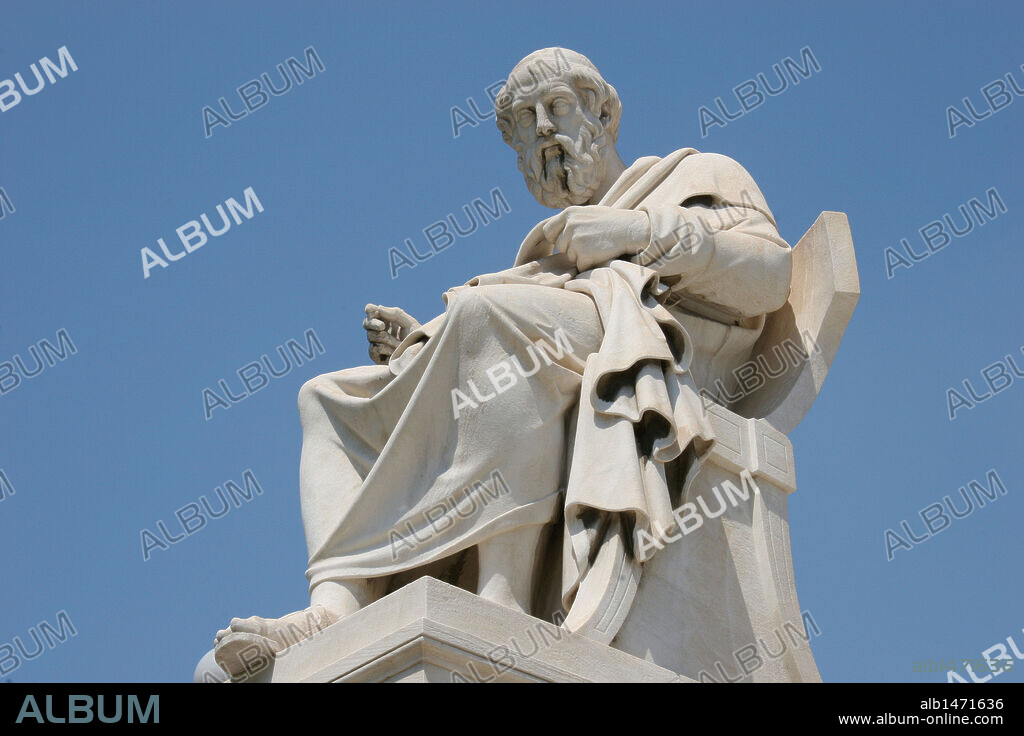 ARISTOTELES (-384 A-322). Filósofo griego nacido en Estagira (Macedonia). Ingresó en la Academia de Platón hasta la muerte del maestro. Preceptor de Alejandro Magno. En el año-335 regresó a Atenas fundando el Liceo o Escuela peripatética Estatua moderna ubicada delante del edificio de Laa Academia de Atenas. Grecia Siglo XIX.