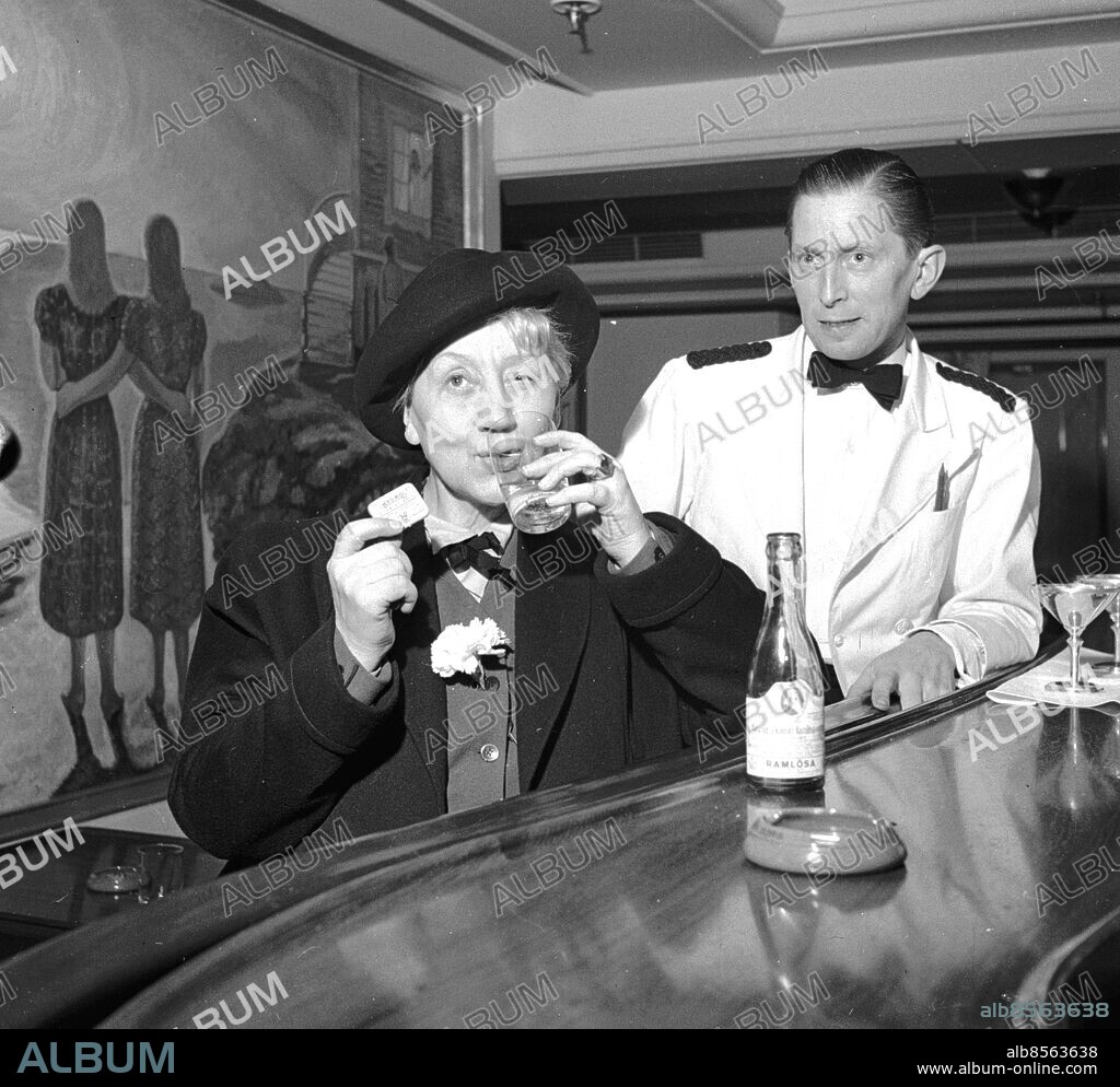 April 1947 Göteborg. Svenska Lloyds SAGA går med bl.a. skådespelerskan Naima Wifstrand som här sköljer ner ett sjösjukepiller med Ramlösa. *** Local Caption *** GP. KAMERAREPORTAGE.