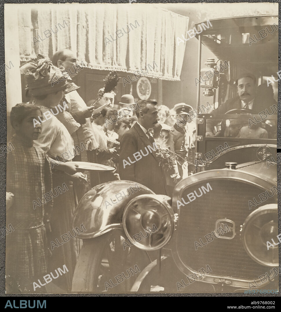 Barcelona, 30/06/1911. La fiesta de San Cristóbal. Solemne momento de la bendición de automóviles en la capilla de San Cristóbal, patrono de los «chauffleurs».