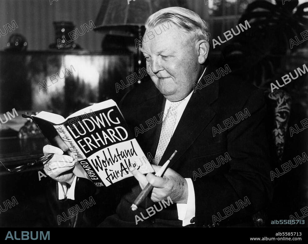 Erhard, Ludwig homme politique allemand (CDU), chancelier de 1963 à 1966 . Fürth 2.4.1897 - Bonn 5.5.1977. Le ministre de l'Économie Ludwig Erhard, professeur, avec le livre qu'il a édité "Wohlstand für Alle". Photo, 1957.