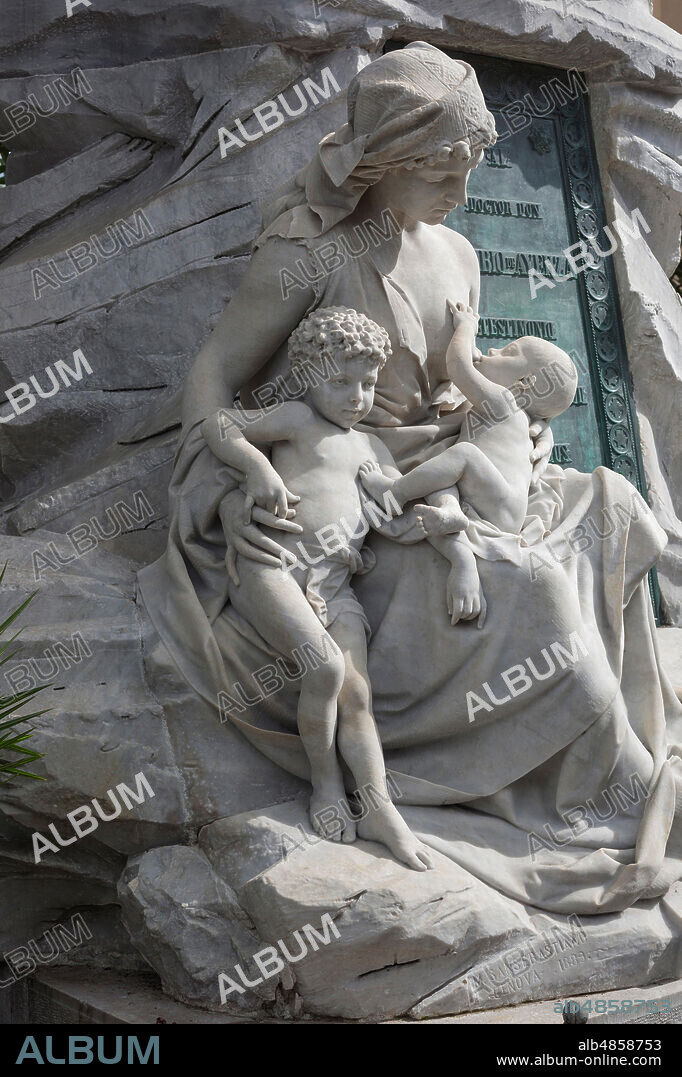 Escultura en mármol blanco de madre con dos hijos, amamantando a uno.