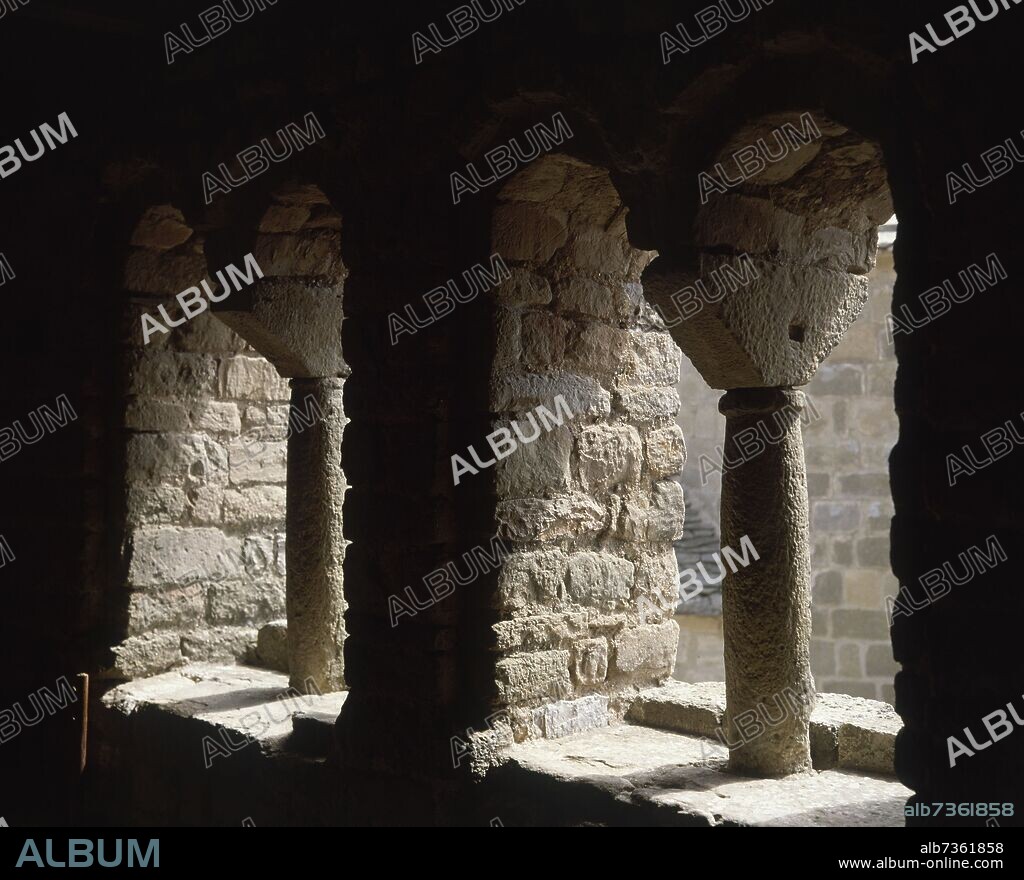 INTERIOR DE LAS VENTANAS DE LA TORRE PRIMITIVA - SIGLO XI - ROMANICO ARAGONES.