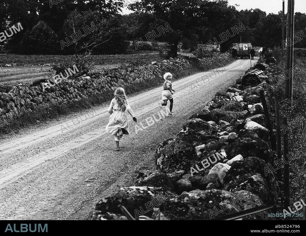 DJURSVIK 1972-06-16. DEN VITA STENEN TV-serie för barn och ungdomar efter Gunnel Lindes bok i regi av Göran Graffman. Sänt första gången 1973-10-06. Skådespelarna Julia Hede som Fia och Ulf Hasseltorp som Hampus springer på en landsväg. Foto: Bertil S-son Åberg / RiR / SVT / Kod: 5600 RiR 20556 BBR755 sv/v kopia Inspelningsbilder juni 1972 persons: JULIA HEDE;ULF HASSELTORP sites: SVERIGE.