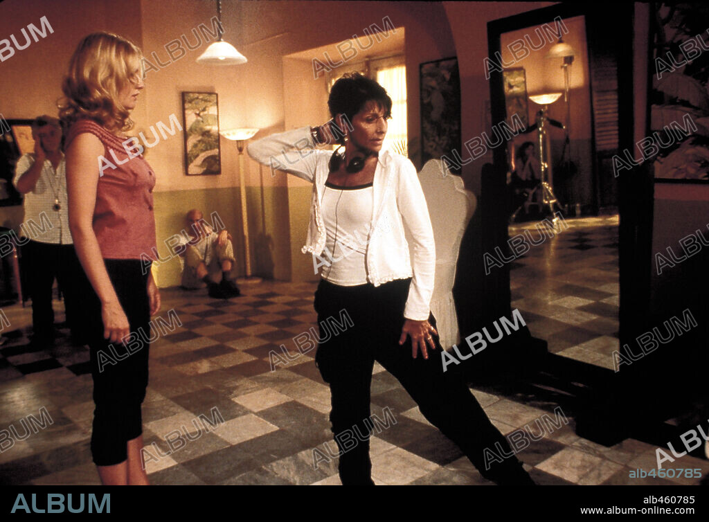 JOANN JANSEN and ROMOLA GARAI in DIRTY DANCING: HAVAN NIGHTS, 2004 (DIRTY DANCING: HAVANA NIGHTS), directed by GUY FERLAND. Copyright LIONS GATE FILMS / WETCHER, BARRY.