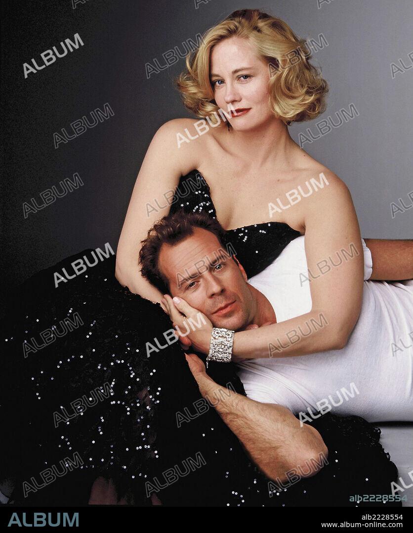 BRUCE WILLIS y CYBILL SHEPHERD en LUZ DE LUNA, 1985 (MOONLIGHTING). Copyright ABC.