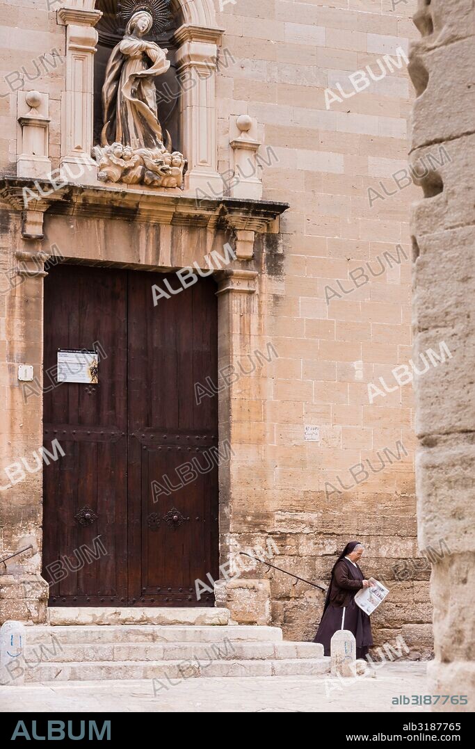 monja frente al monasterio de la Purisima Concepcion, (iglesia de las capuchines), callejon del centro historico, Palma, Mallorca, balearic islands, spain, europe.