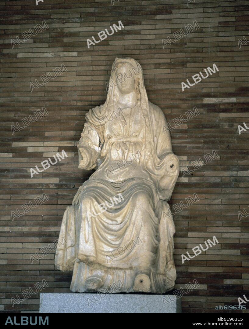 ESCULTURA DE CERES SENTADA CON MANTO - MARMOL - SIGLO I.
