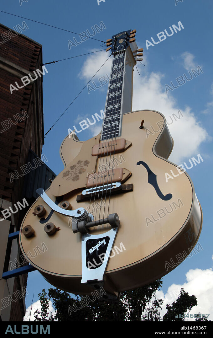 ESTUDIOS SUN (SUN STUDIO). Estudio de grabación abierto en 1950, donde se iniciaron artistas como Elvis Presley. Detalle de la guitarra que decora el exterior. MEMPHIS. Estado de Tennessee. Estados Unidos.