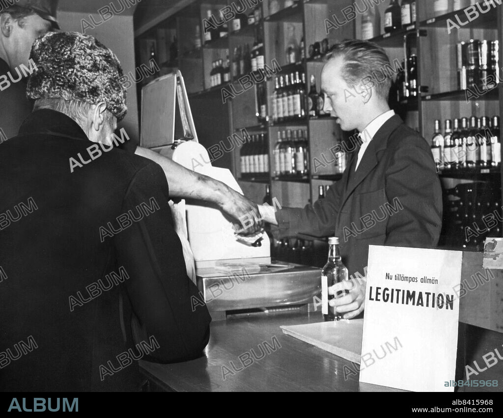 Stockholm 1962-03-16. Skylt om legitimation på Systembolaget . Foto: Ingemar Berling / DN / TT / Kod: 5. ** SvD OUT **.