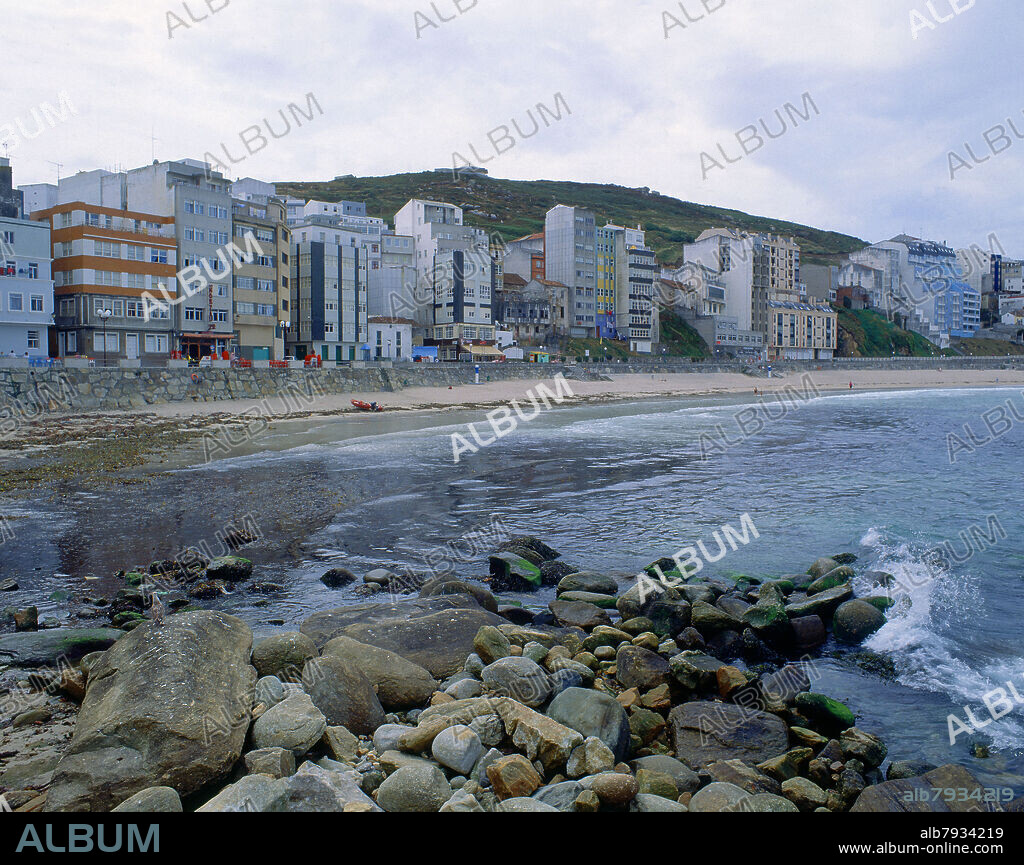 VISTA DE LA PLAYA CON EL PUEBLO - FOTO AÑOS 90.