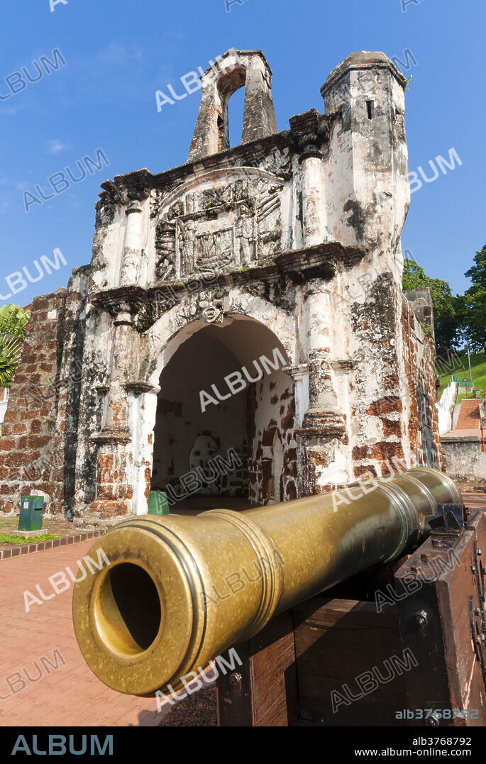 Cannon at Porta de Santiago, Melaka (Malacca), UNESCO World Heritage Site, Melaka State, Malaysia, Southeast Asia, Asia.