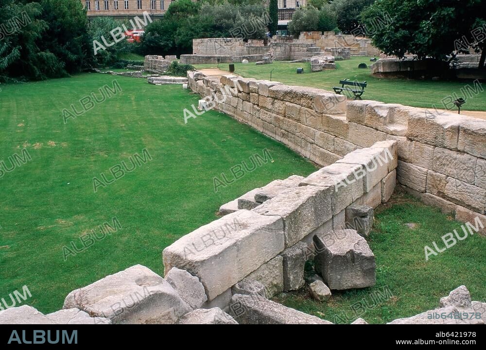 Marseille (Dép.Bouchesdu-Rhône, Provence, France), Jardin des Vestiges (Archaeological park with remains of the Greek city of Massalia; escavations starting in 1967).-Partial view: walls of the quai from the Greek harbour.-Photo, undated.