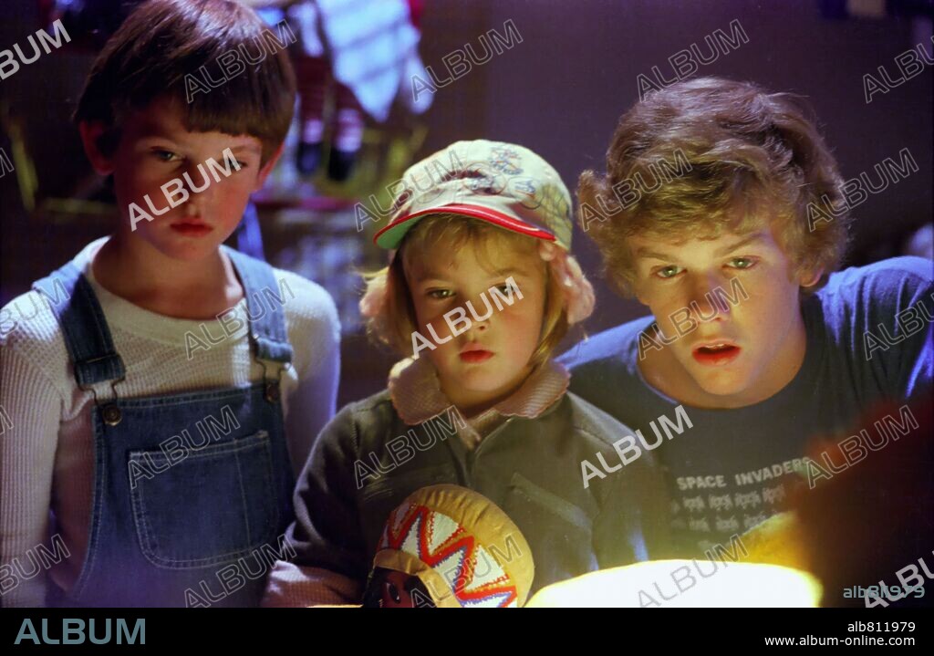 DREW BARRYMORE, HENRY THOMAS and ROBERT MacNAUGHTON in E. T. THE EXTRA-TERRESTRIAL, 1982, directed by STEVEN SPIELBERG. Copyright UNIVERSAL PICTURES / McBROOM, BRUCE.