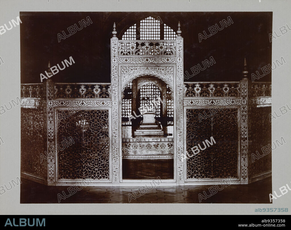 Tomb in the Taj Mahal, anonymous, Agra, c. 1895 - c. 1915, paper, cardboard, height 216 mm × width 282 mmheight 244 mm × width 329 mm.