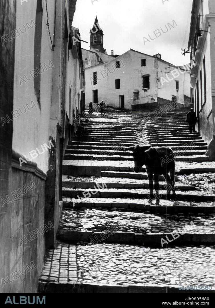 1958. Calle del pueblo malagueño de Ardales (Málaga).