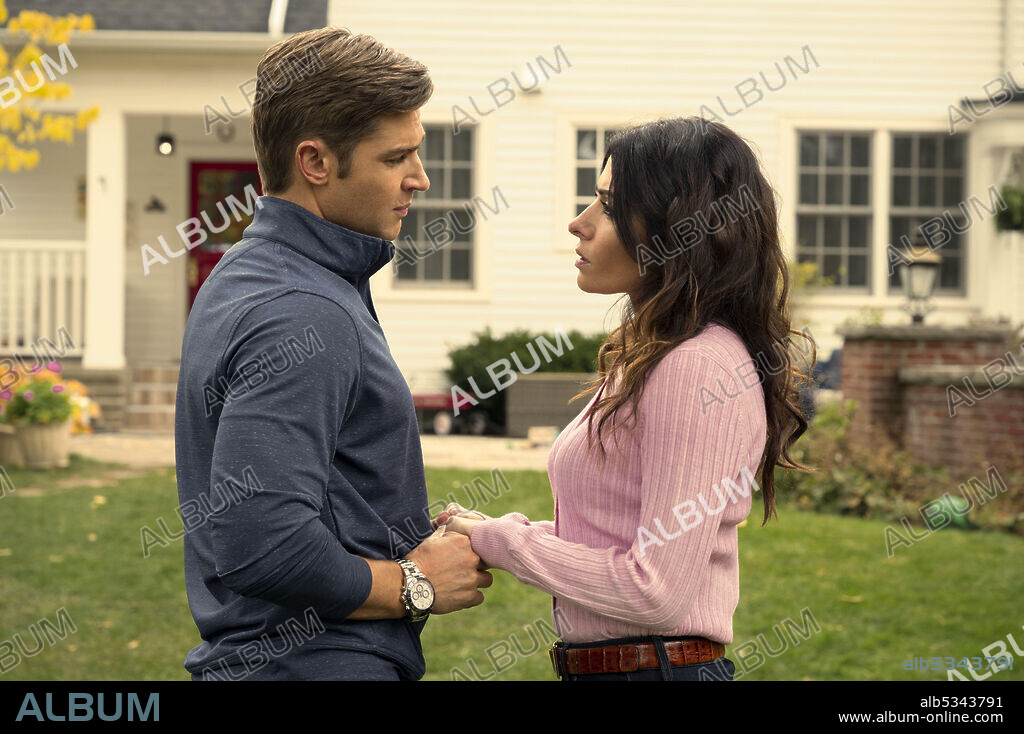 MIKE VOGEL and SARAH SHAHI in SEX / LIFE, 2021, directed by PATRICIA ROZEMA and SHEREE FOLKSON. Copyright Demilo Productions.