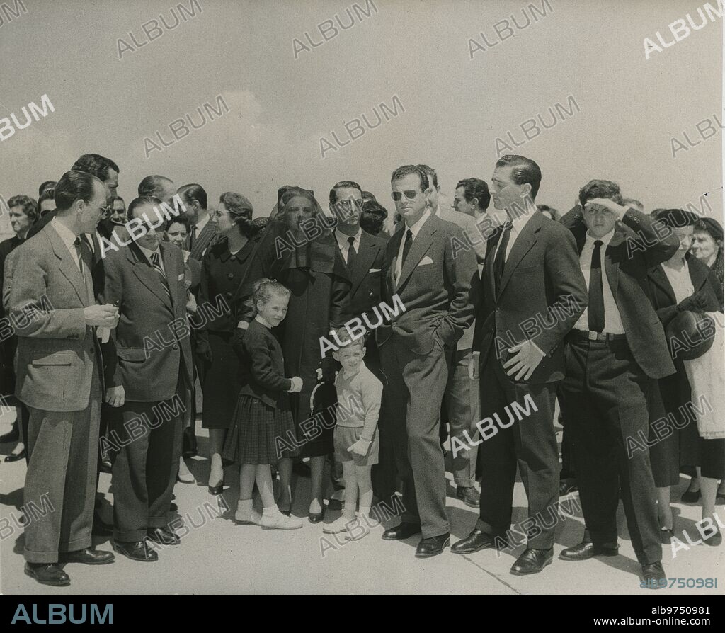 Madrid, 15/05/1957. Los restos del deportista español D. Alfonso Cabeza de Vacas, marqués de Portago llegan en avión a Madrid. En la imagen, la marquesa viuda de Portago y sus hijos.