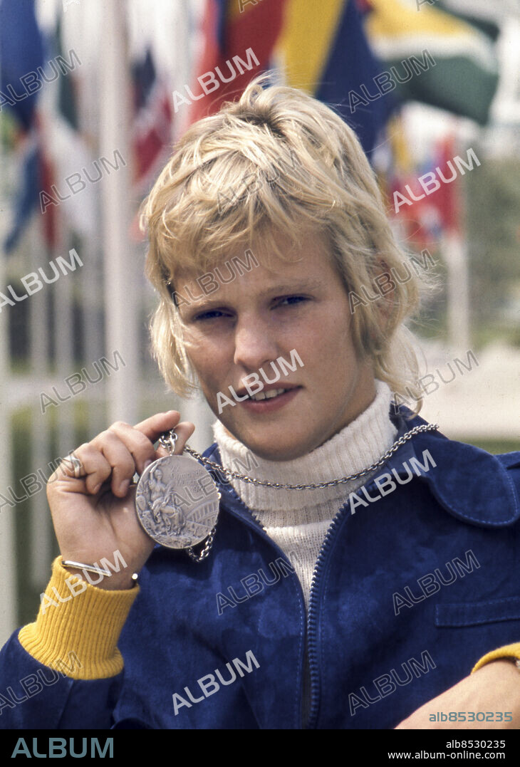MÜNCHEN 1972-08-30. Den svenska simhopperskan Ulrika Knape visar upp sin silvermedalj som hon vann i damernas svikthopp under de olympiska sommarspelen i München, Västtyskland i september 1972. Ulrika vann även en guldmedalj i damernas höga hopp.. Foto: EPU / TT / Kod: 193.