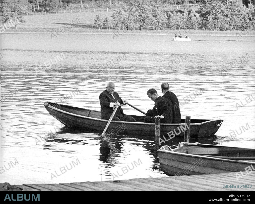 Harpsund 1964-06-25. Sovjetunionens ledare Nikita Chrusjtjov ror Harpsundsekan med statsminister Tage Erlander (S) och en tolk som passagerare . Foto: SvD / TT / kod 12014.