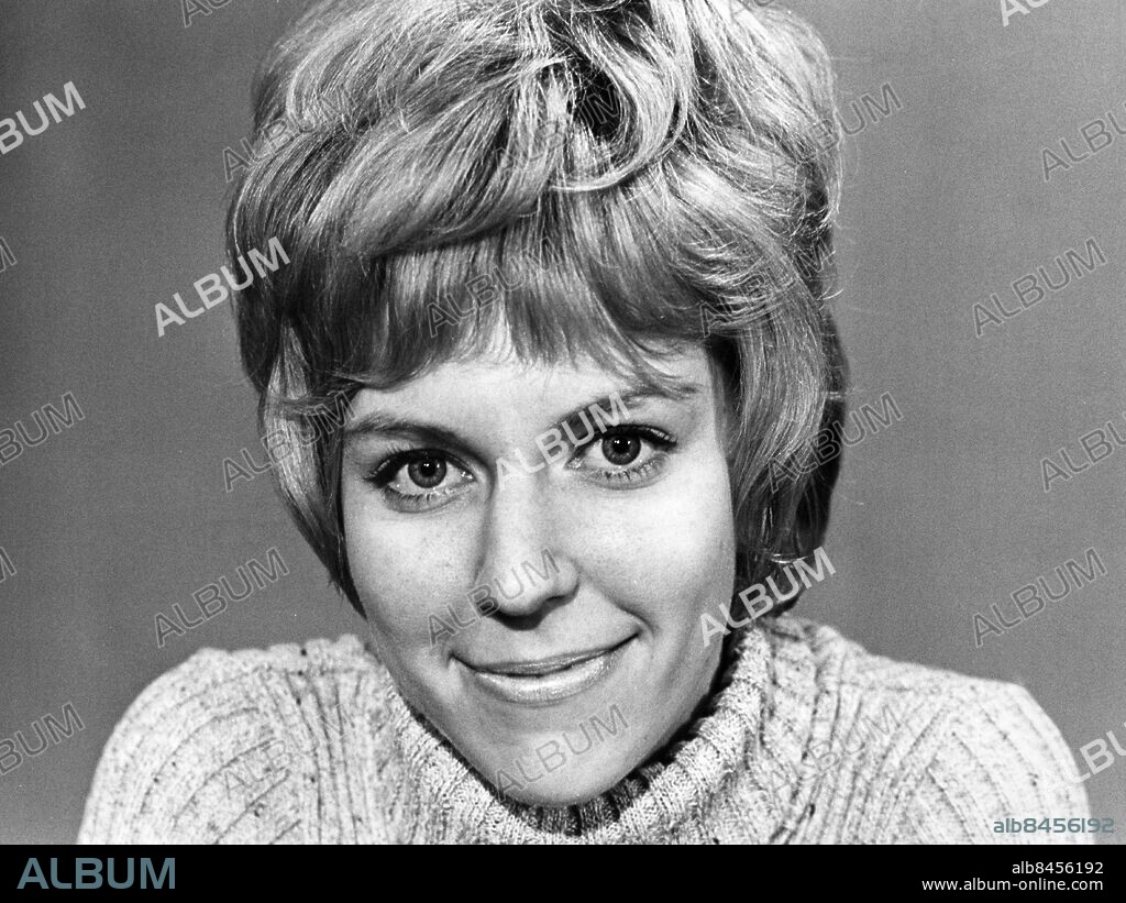 ARKIV 19710121. June Carlsson, journalist och programledare vid Sveriges Television. Hon var bland annat programledare för Aktuellt, Studio S och 20:00. Foto: Bo-Aje Mellin / SVT / Kod: 5600. Bild publ. i RiR 40/73. RiR 20053 Sv/v kopia. Personmapp. Leende.