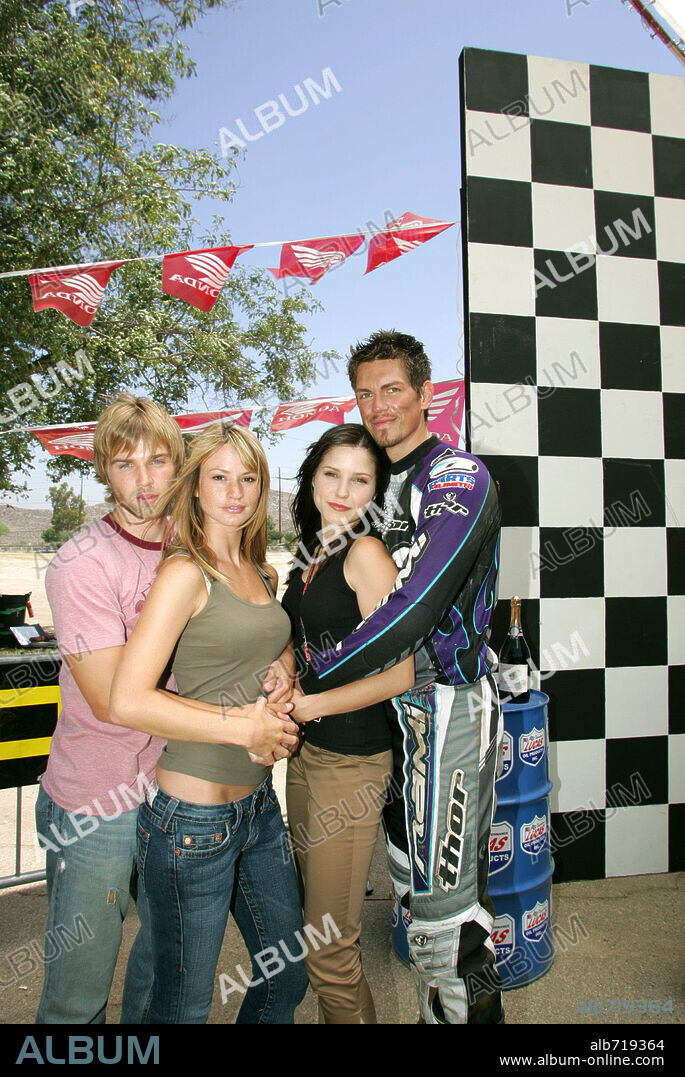 CAMERON RICHARDSON, MIKE VOGEL, SOPHIA BUSH and STEVE HOWEY in SUPERCROSS, 2005, directed by STEVE BOYUM. Copyright TAG ENTERTAINMENT / BATZDORFF, RON.