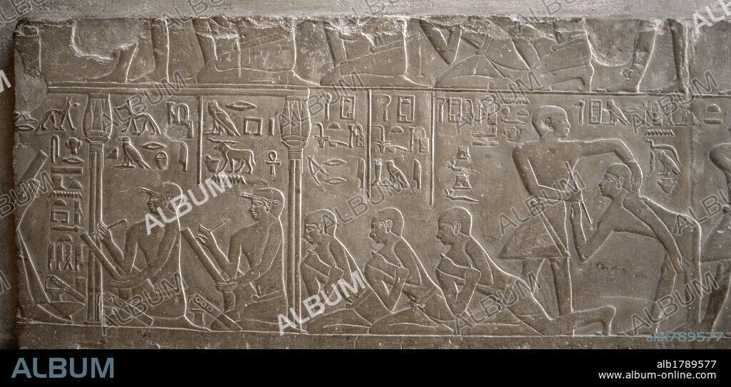 ARTE EGIPCIO. EGIPTO. MASTABA DE MERERUKA o MERI (MERA). Tumba familiar de un alto funcionario de la VI DINASTIA del IMPERIO ANTIGUO. Con una única entrada al interior. Sus paredes se encuentran ricamente decoradas con RELIEVES menfitas. Relieve con escena de ESCRIBAS. NECROPOLIS DE SAKKARA.