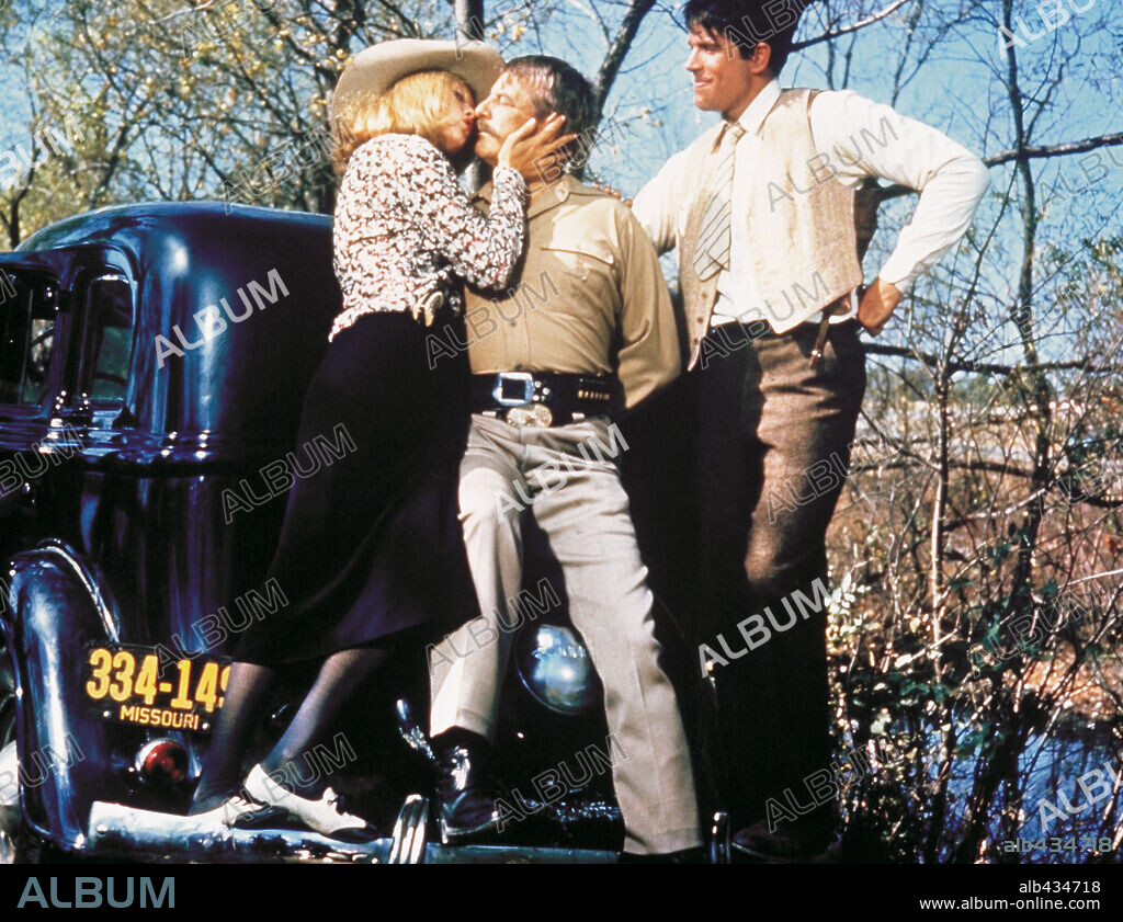 FAYE DUNAWAY et WARREN BEATTY dans BONNIE AND CLYDE, 1967, réalisé par ARTHUR PENN. Copyright WARNER BROTHERS.