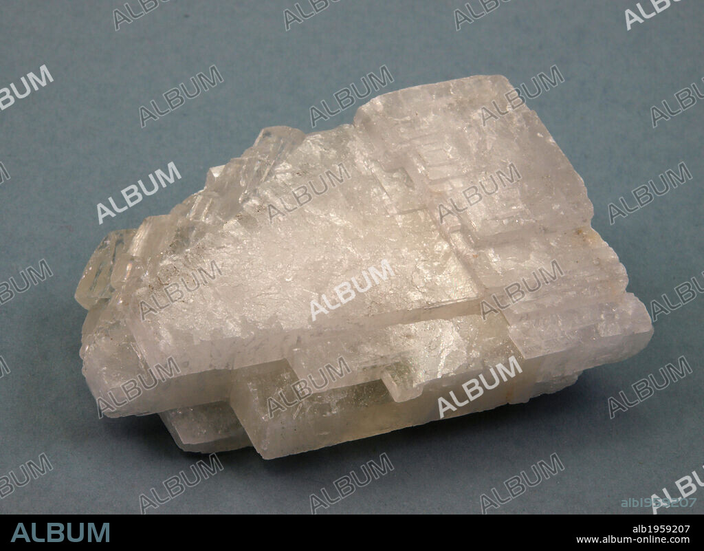ESPATO DE ISLANDIA (CALCITA DE ISLANDIA). Variedad de calcita transparente, que presenta, de forma muy clara, el fenómeno de la DOBLE REFRACCIÓN O BIRREFRINGENCIA, por lo que se utiliza para fabricar prismas de Nicol.