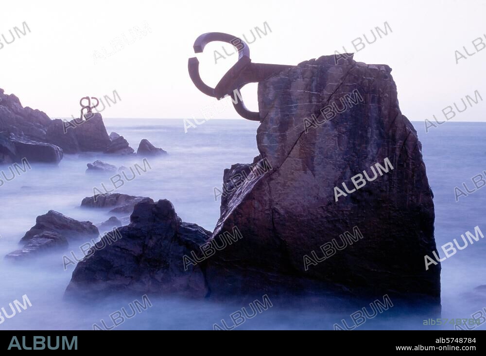 EDUARDO CHILLIDA. San Sebastian, Plaza de los Peines del Viento, Skulpturenensemble © Markus Bassler Filmsize: 6 × 9 cm.