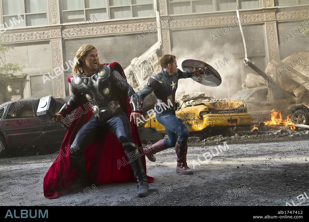 CHRIS EVANS and CHRIS HEMSWORTH in THE AVENGERS, 2012, directed by JOSS WHEDON. Copyright MARVEL ENTERPRISES.