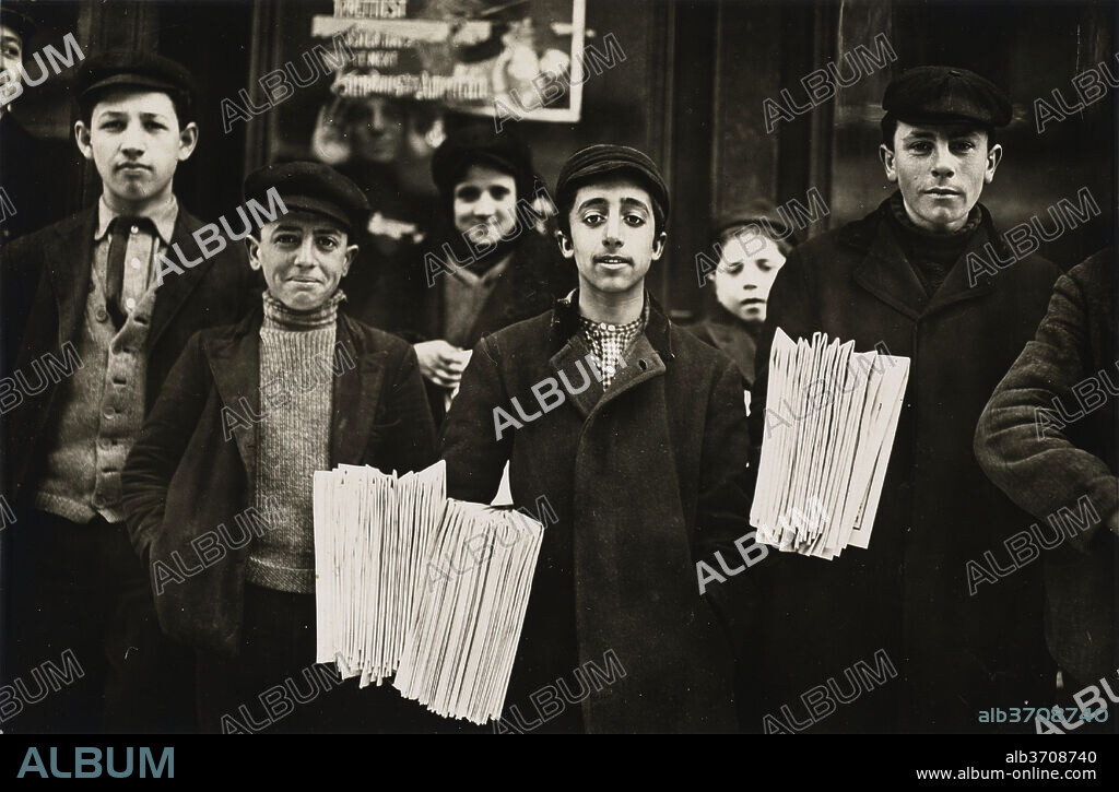 LEWIS HINE. Hartford Newsboys. Dated: 1909. Dimensions: image: 11.9 x 16.9 cm (4 11/16 x 6 5/8 in.)  sheet: 12 x 17.7 cm (4 3/4 x 6 15/16 in.). Medium: gelatin silver print.