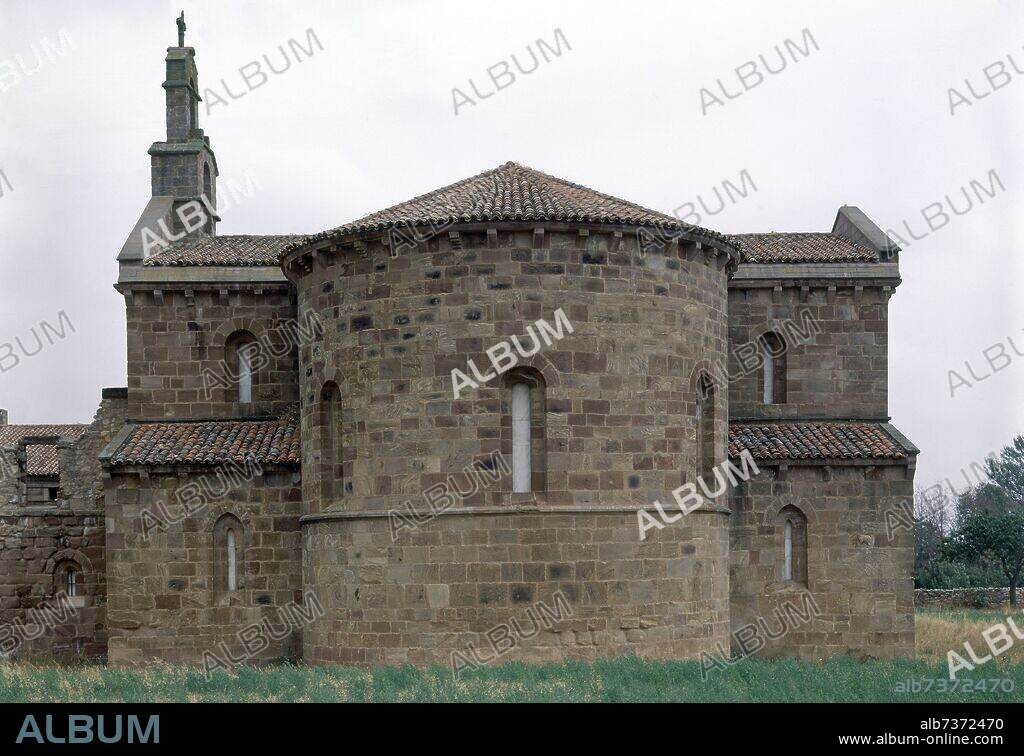 EXTERIOR-VISTA POSTERIOR DE LA IGLESIA- ABSIDE SEMICIRCULAR.