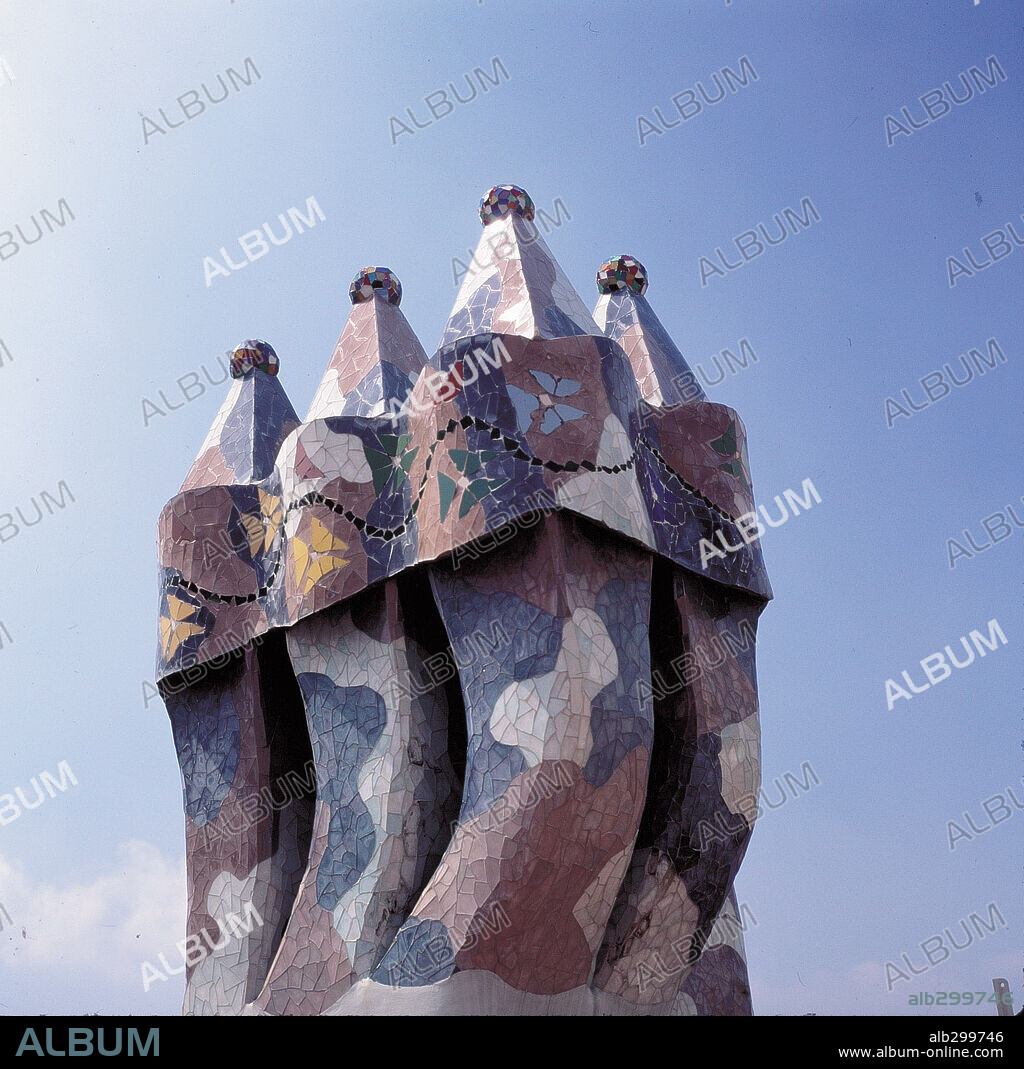 ANTONI GAUDÍ. Casa Batlló, detalle de las chimeneas. Barcelona, España.