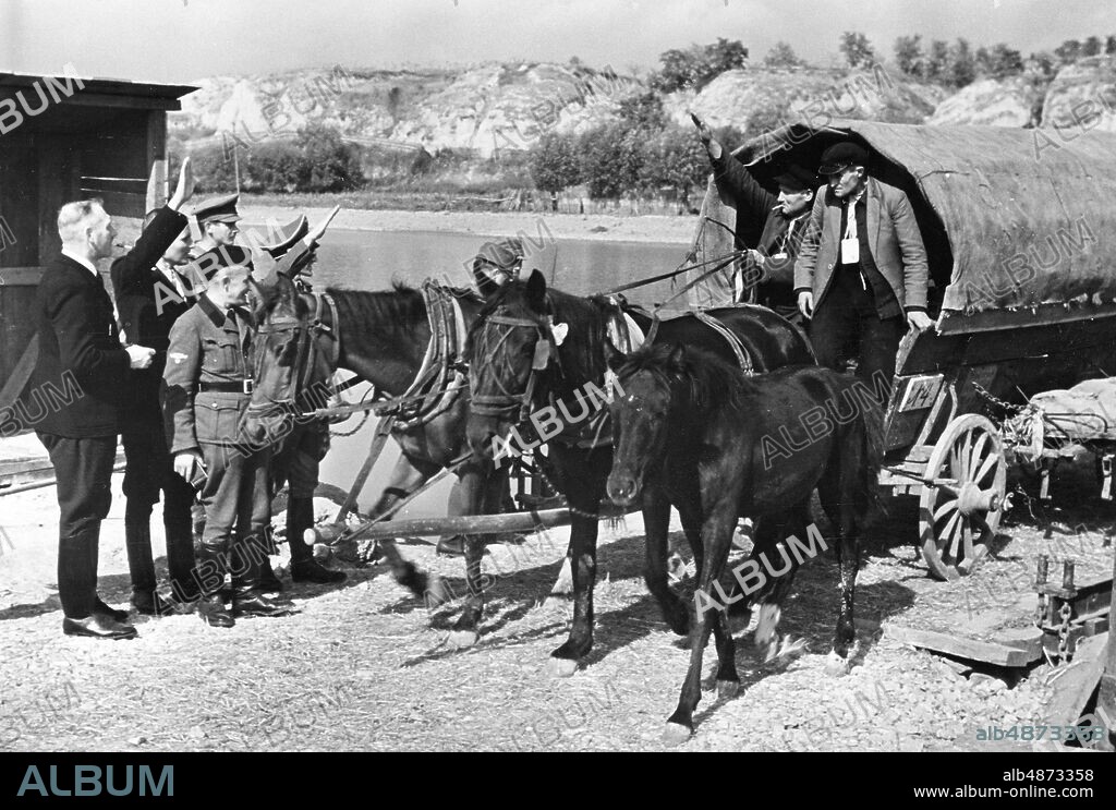 Around 1940. Orig. caption ... FROM THE GREAT TRANSITATION OF THE PEOPLE GERMAN FROM BESSARABIA IN THE REICH Volkdeutsche from Bessarabia meet in the Galatz concentration camp, from where it continues to ship on the Danube to Germany. U.B.z: The Germans drove over the Pruth near Galatz, where they were given a warm welcome. Photo: Orbis-Photo / AB Text & Bilder / SVT / Code: 5600 Folder: The return of the Bessarabian Germans and other migrations to Germany. V 85: 9 Slideshow Photo report Nazi greetings Horse and carriage Immigration Bessarabia - historical area, belonged to Romania from 1918 and was occupied in 1940 by the Soviet Union sites: USSR; GERMANY; ROMANIA PhotoDate: 194? - ?? - ??.