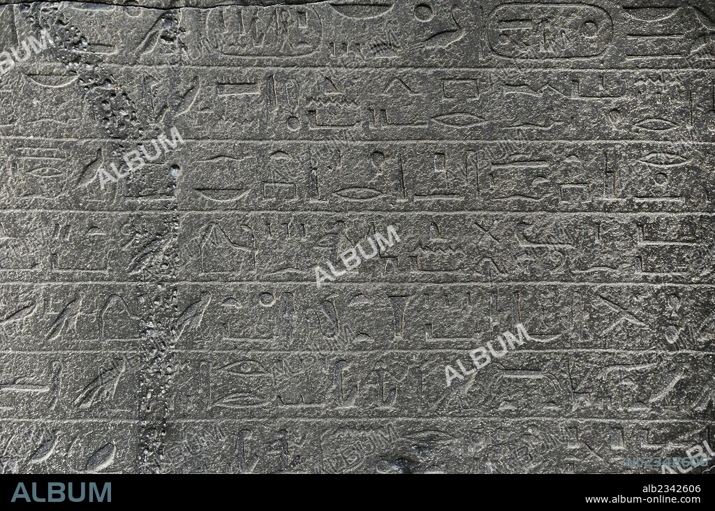 ARTE EGIPCIO. EGIPTO. Estela de Seti I. Bet Shean. 1289-1278 a. c. Basalto. Dinastía 19. El faraón Seti I lideró una expedición militar a Canaán durante su primer año de reinado, con el fin de reprimir una rebelión local en la región de Bet Shean. La estela conmemorar la victoria, con inscripción que relata las circunstancias del levantamiento. Detalle escritura jeroglífica. Museo Rockefeller (Museo Arqueológico). Jerusalén. Israel.