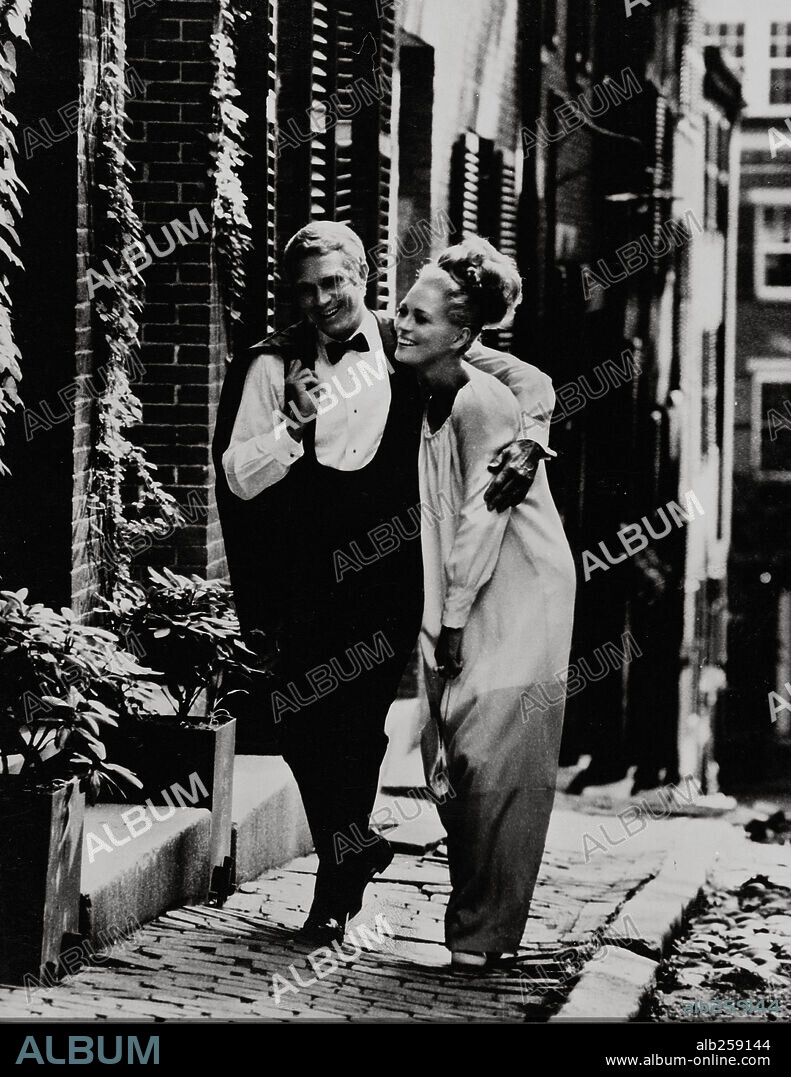 FAYE DUNAWAY and STEVE MCQUEEN in THE THOMAS CROWN AFFAIR, 1968, directed by NORMAN JEWISON. Copyright UNITED ARTISTS.