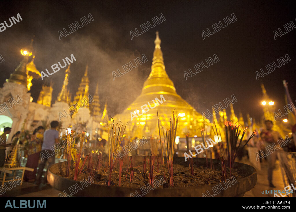 Shwedagon Pagoda, Yangon (Rangoon), Myanmar (Burma), Asia.