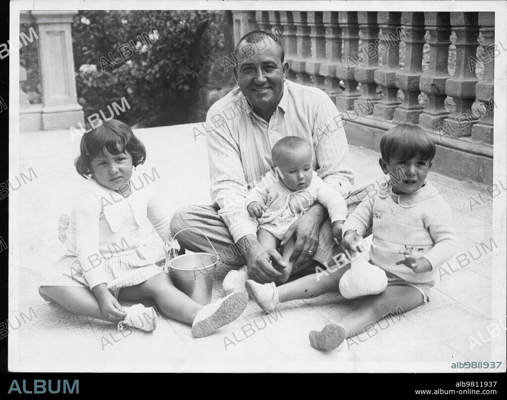 1935. Miguel fleta con sus Hijos durante unas Vacaciones en Suances.