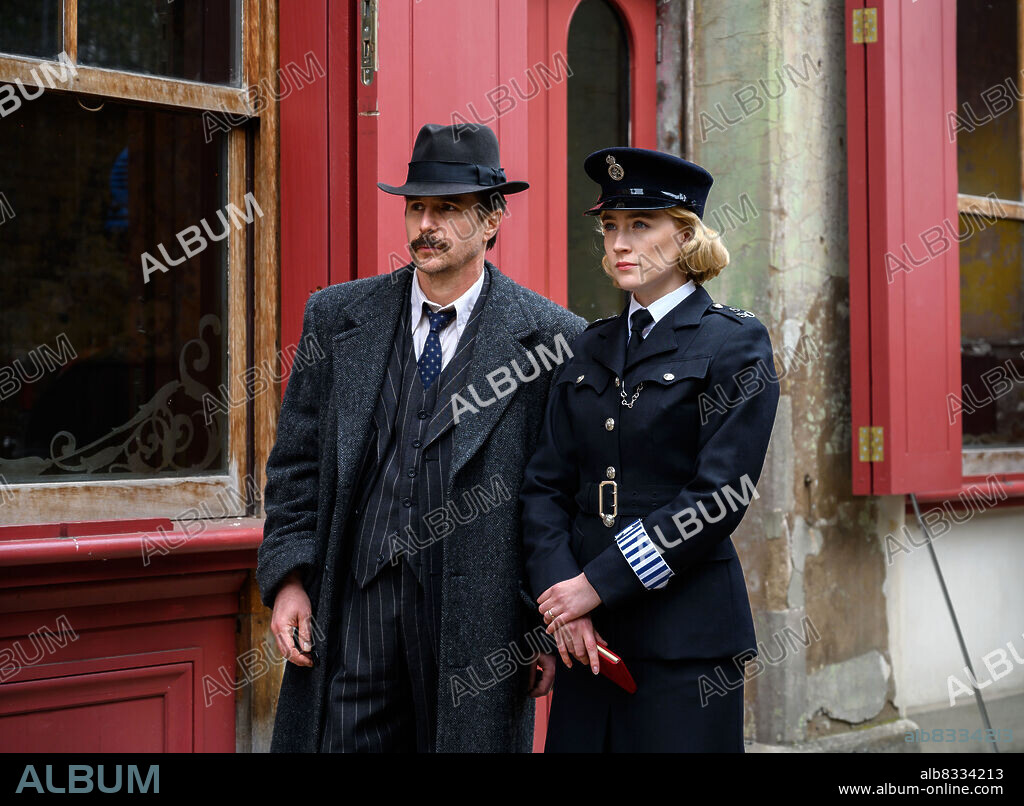 SAM ROCKWELL y SAOIRSE RONAN en MIRA COMO CORREN, 2022 (SEE HOW THEY RUN), dirigida por TOM GEORGE. Copyright Searchlight Pictures.