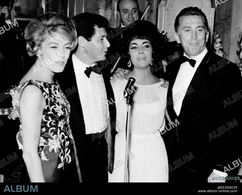 Eddie fisher. elizabeth taylor. kirk douglas. 60s. (Photo by: Marka/Universal Images Group via Getty Images).