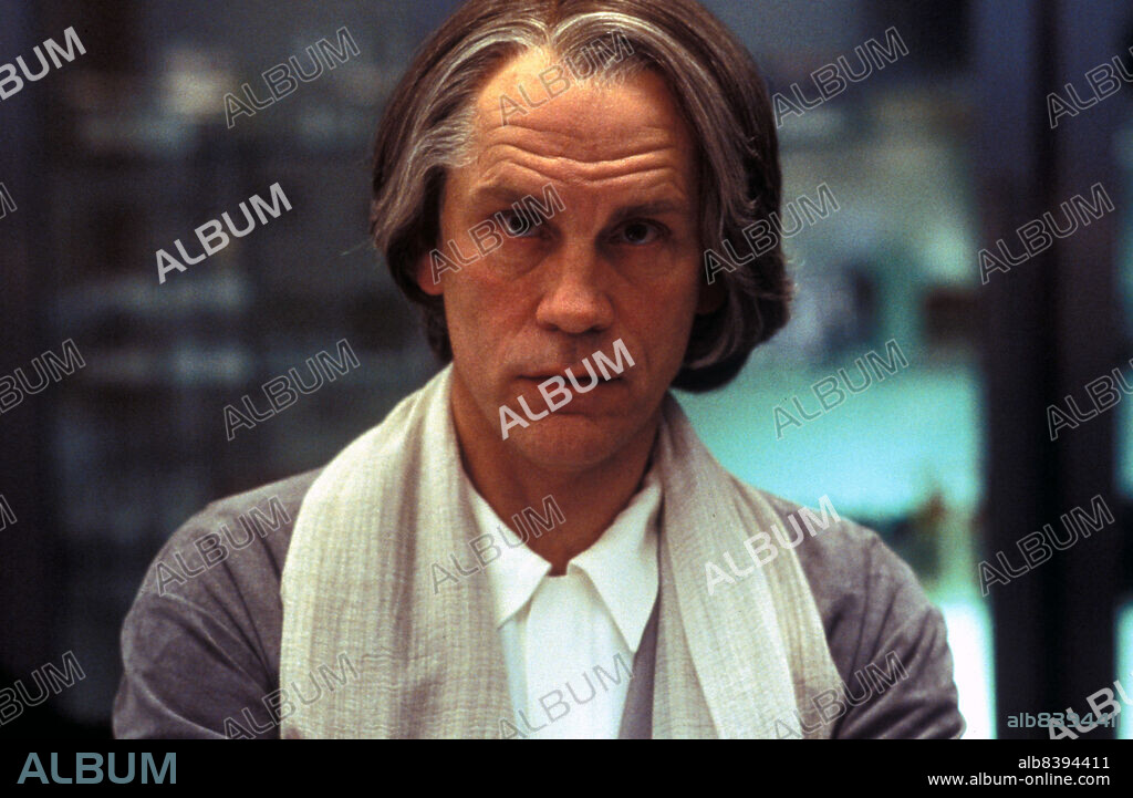 JOHN MALKOVICH in JOHNNY ENGLISH - DER SPION, DER ES VERSIEBTE, 2003 (JOHNNY ENGLISH), unter der Regie von PETER HOWITT. Copyright ROGUE MALE FILMS LTD.