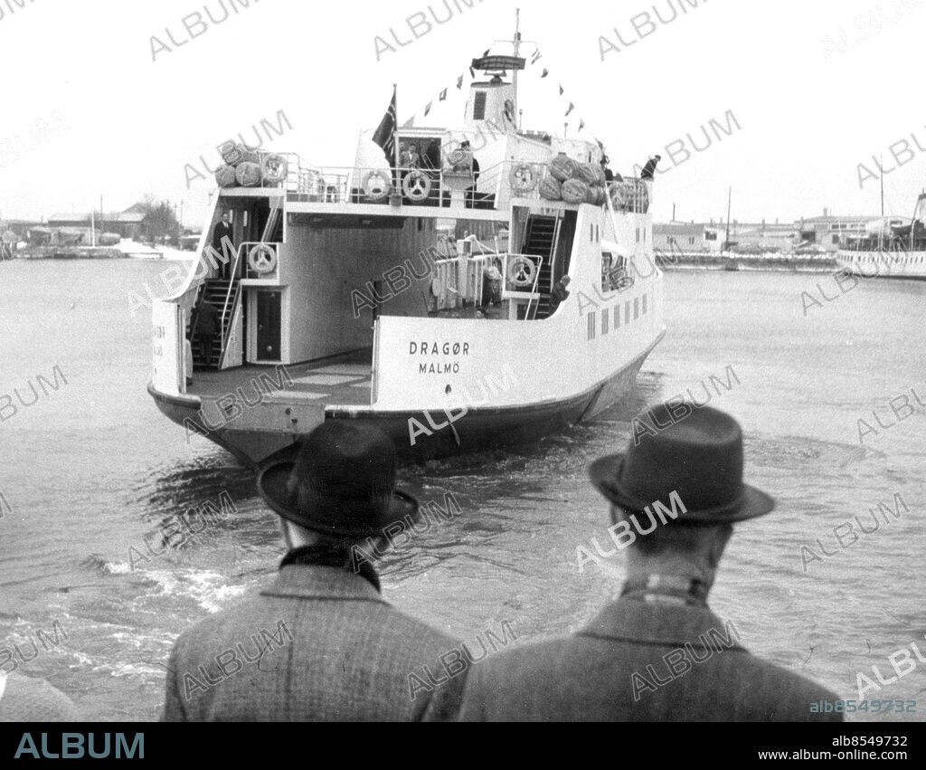 Färjan Dragør ( Dragör ) lämnar färjeläget i Limhamn. 1960.. Foto: Sydsvenskan / IBL Bildbyrå.